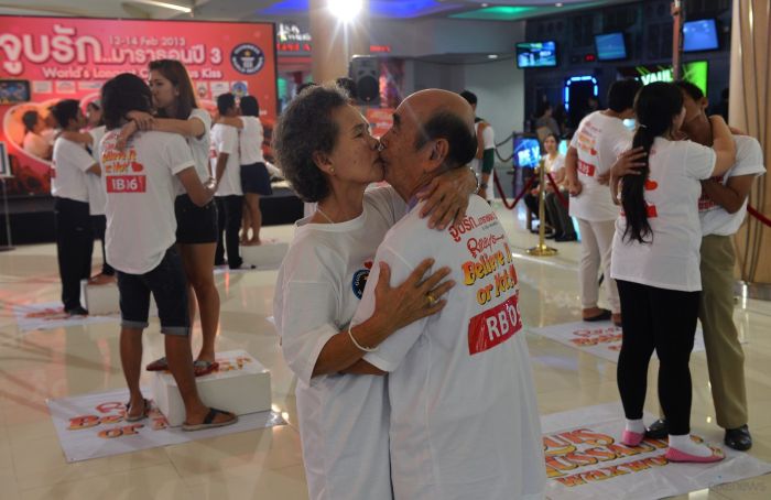 Самый длинный поцелуй в мире (10 фото) Самый длинный поцелуй в мире (10 фото)