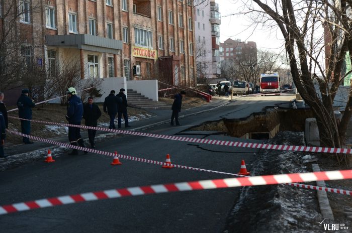 Обрушение дороги на Станюковича из-за строительных работ