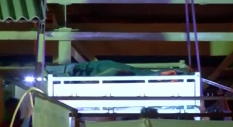 Для транспортировки дамочки весом в полтонны пришлось сломать стену