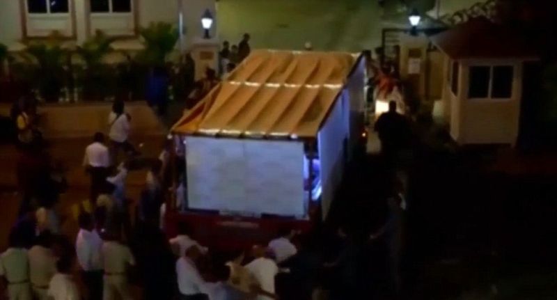 Для транспортировки дамочки весом в полтонны пришлось сломать стену