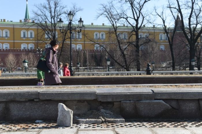 На Манежной площади с приходом весны «вздулась» дорожная плитка