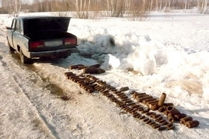 В Курганской области в багажнике легкового автомобиля сотрудники ДПС обнаружили артиллерийские снаряды