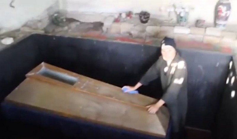 22 года женщина держит в подвале труп своего сына и спускается к нему каждый день