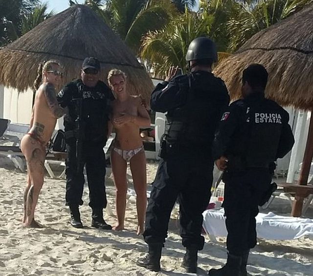 Мексиканские полицейские не устояли перед соблазном