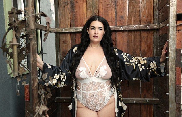 30-летняя женщина с большими отечными ногами стала сенсацией Instagram, начав позировать в сексуальном нижнем белье