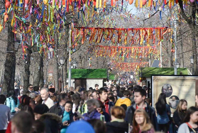 Самый большой в мире кулич съели 10 тысяч москвичей