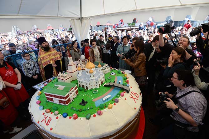 Самый большой в мире кулич съели 10 тысяч москвичей