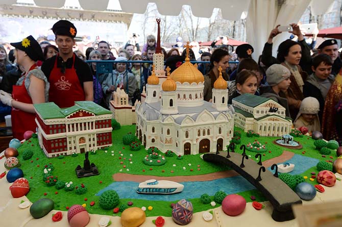 Самый большой в мире кулич съели 10 тысяч москвичей