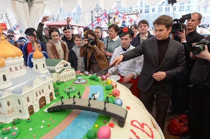 Самый большой в мире кулич съели 10 тысяч москвичей