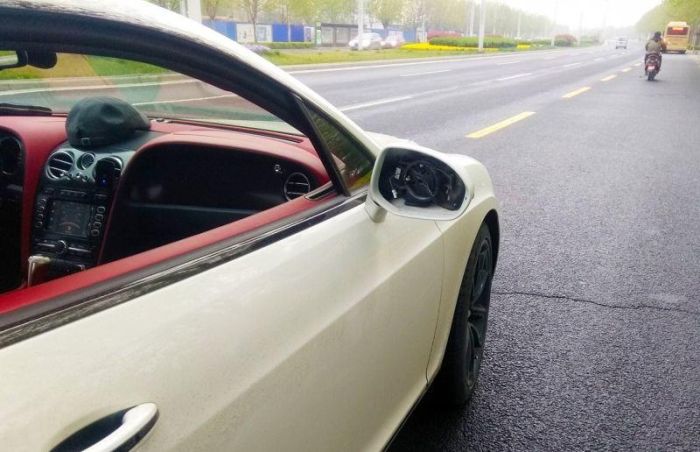 Китайский школьник на скутере врезался в Bentley