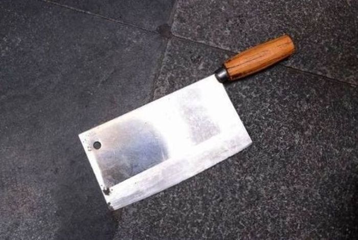 Нож в стене на 45 этаже