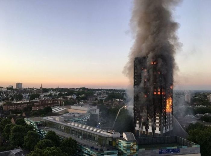 В Лондоне горит 27-этажный жилой дом