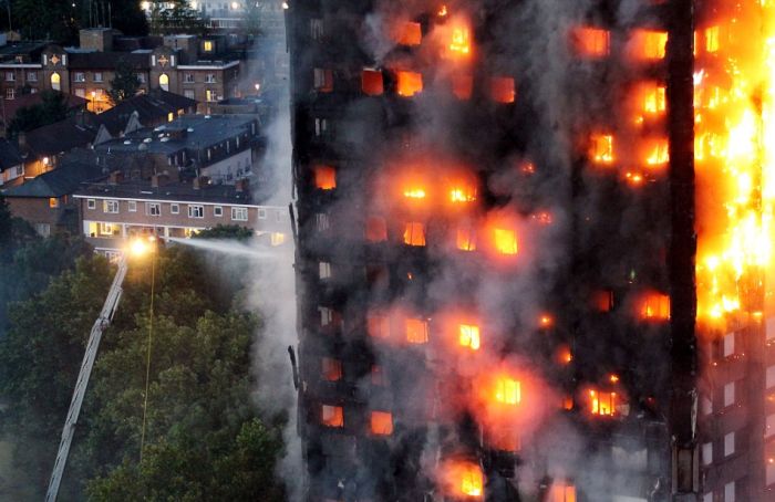 В Лондоне горит 27-этажный жилой дом