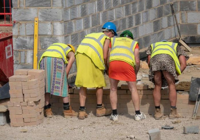 В Великобритании строители пришли на работу в платьях и юбках