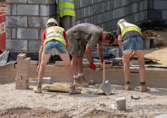 В Великобритании строители пришли на работу в платьях и юбках