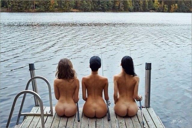 Девушки отдыхают у воды