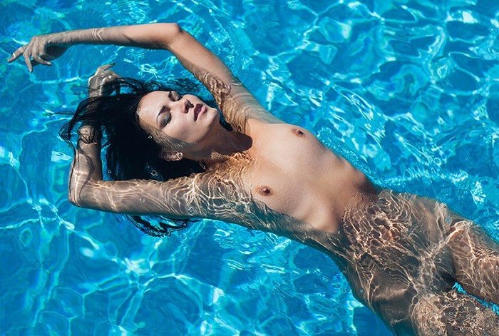 Девушки отдыхают у воды