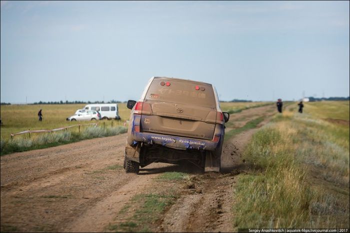 Toyota Landcruiser 200, проехавшая 70 км на трех колесах