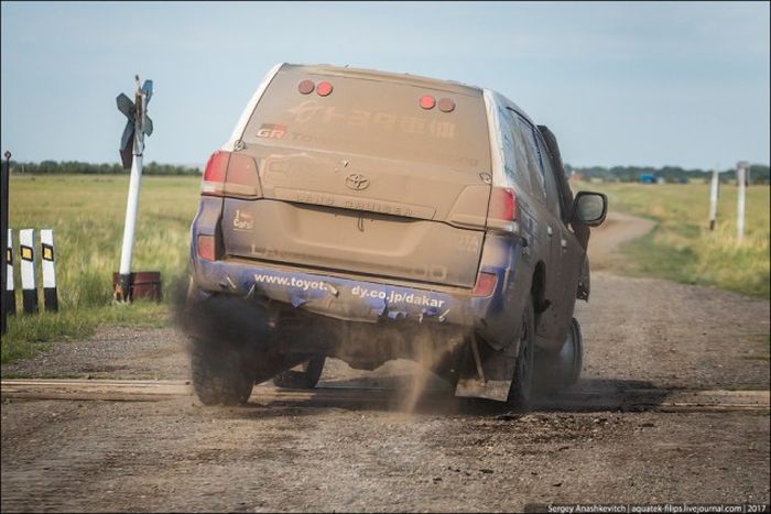 Toyota Landcruiser 200, проехавшая 70 км на трех колесах