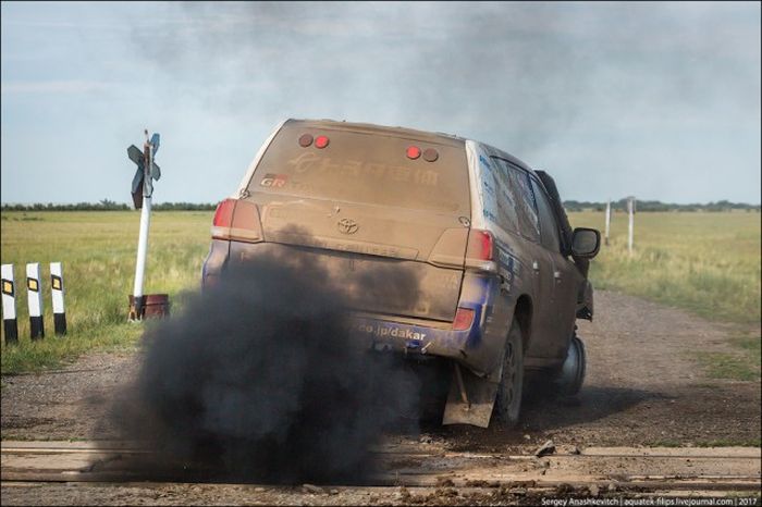 Toyota Landcruiser 200, проехавшая 70 км на трех колесах