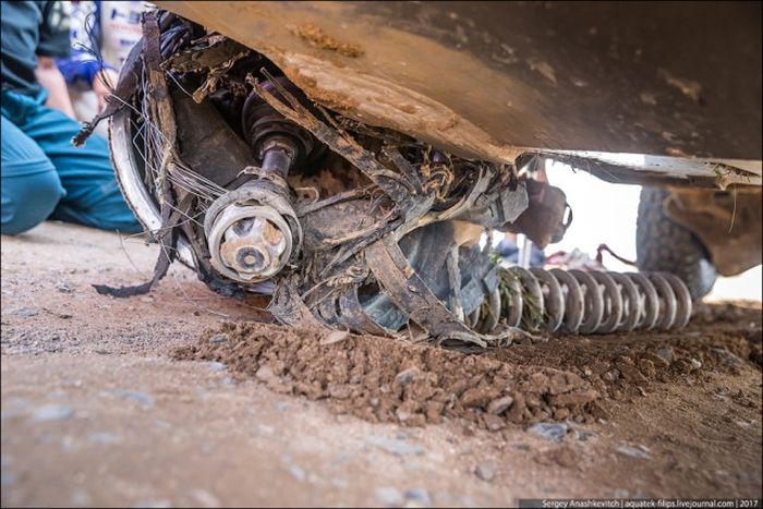 Toyota Landcruiser 200, проехавшая 70 км на трех колесах