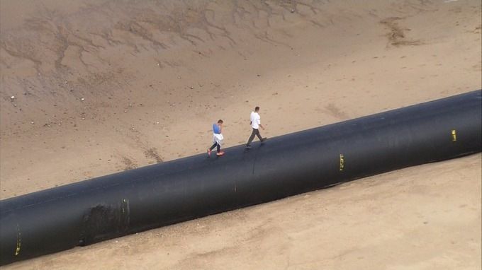 На британское побережье вынесло гигантские пластиковые трубы