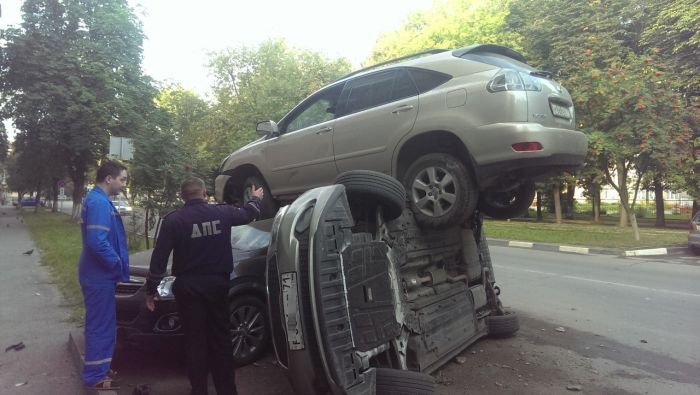 В Туле lexus приземлился на две припаркованные иномарки