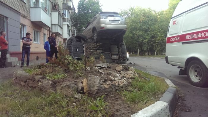 В Туле lexus приземлился на две припаркованные иномарки