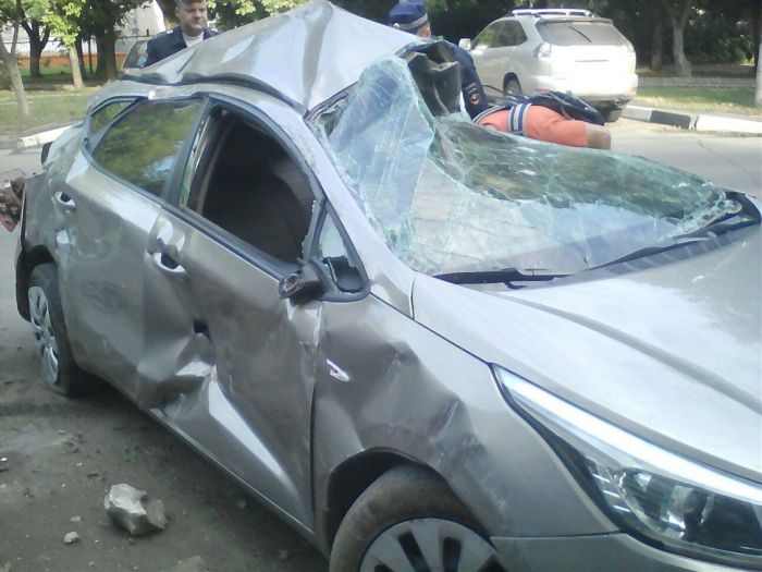 В Туле lexus приземлился на две припаркованные иномарки