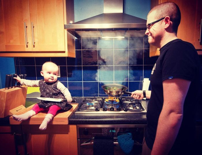 Мужик жирно троллит родню отфотошопленными снимками с маленькой дочерью