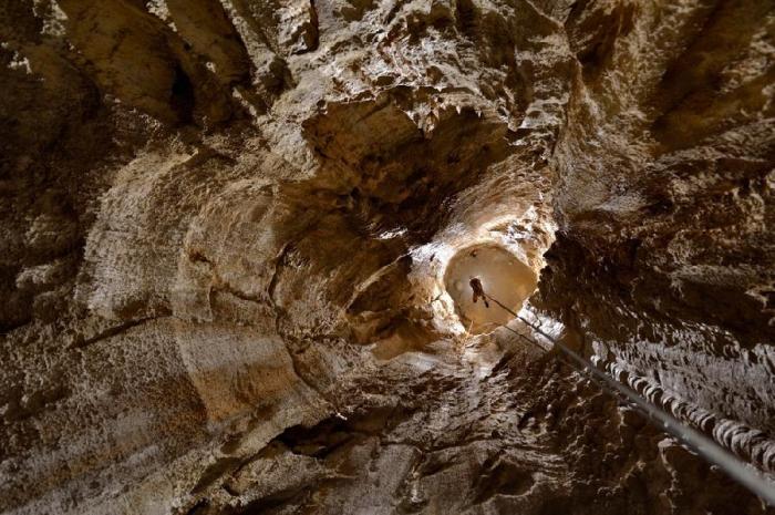 Спуск в одну из самых глубоких пещер мира (9 фото)