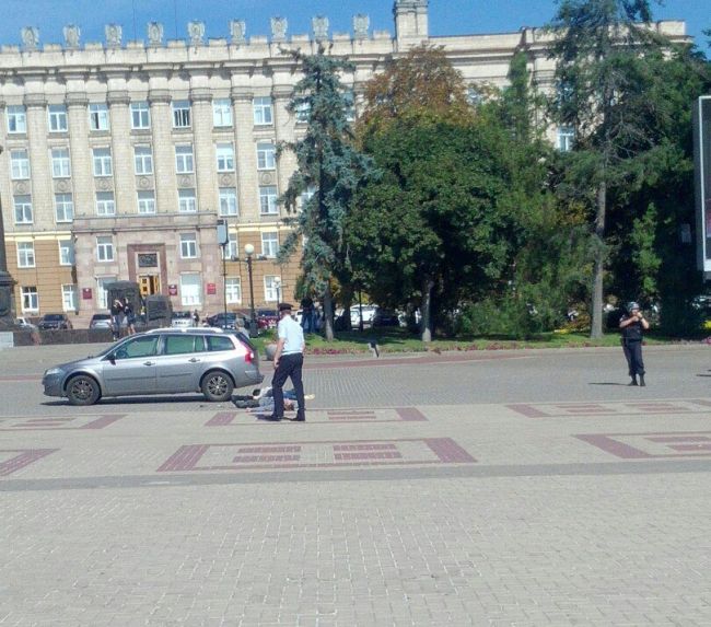 В центре Белгорода мужчина выгрузил труп и попытался застрелиться
