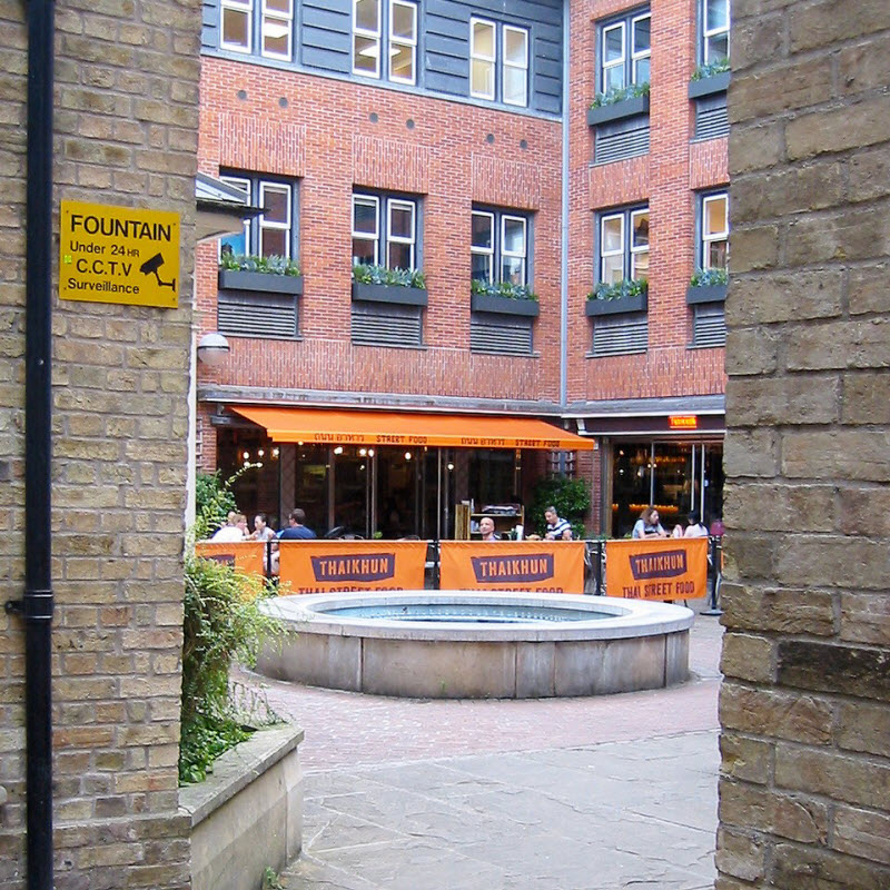 Художник оставила 100 000 монет в старом фонтане и через 24 часа они исчезли