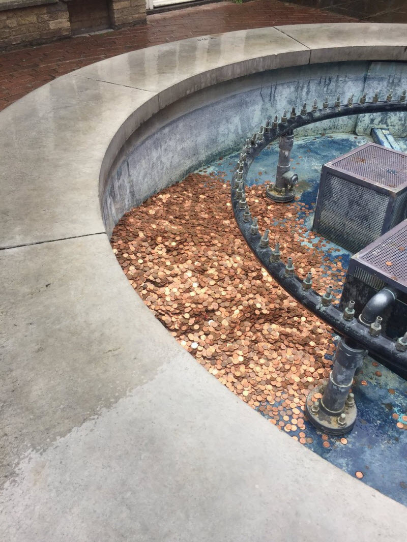 Художник оставила 100 000 монет в старом фонтане и через 24 часа они исчезли