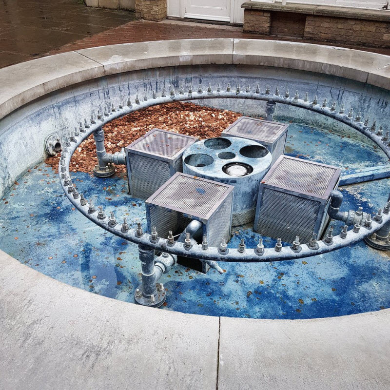 Художник оставила 100 000 монет в старом фонтане и через 24 часа они исчезли