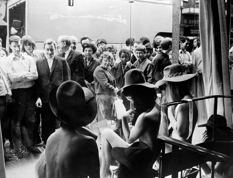 Свингующий Лондон 60-х с гологрудыми модницами