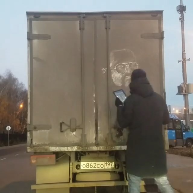 Как создаются "шедевры" на грязных автомобилях