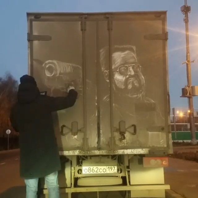 Как создаются "шедевры" на грязных автомобилях