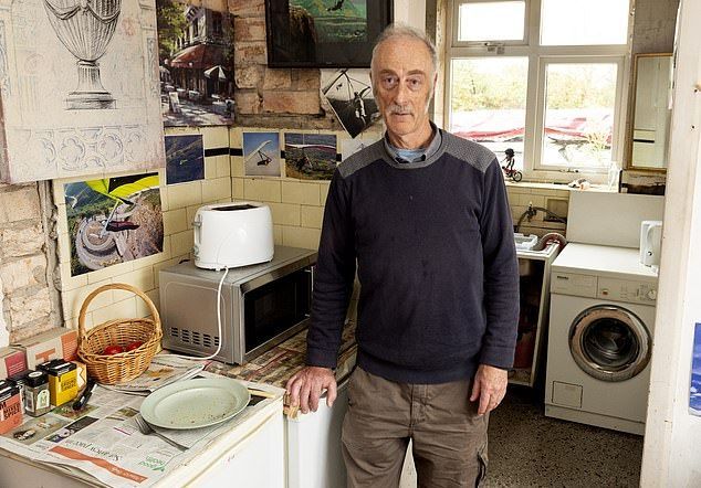 62-летний инженер живет с 9 секс-куклами