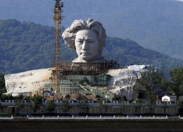 Огромная голова Mao Цзэдуна в китайском городе Чанша