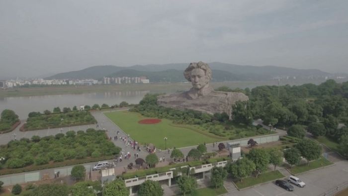 Огромная голова Mao Цзэдуна в китайском городе Чанша