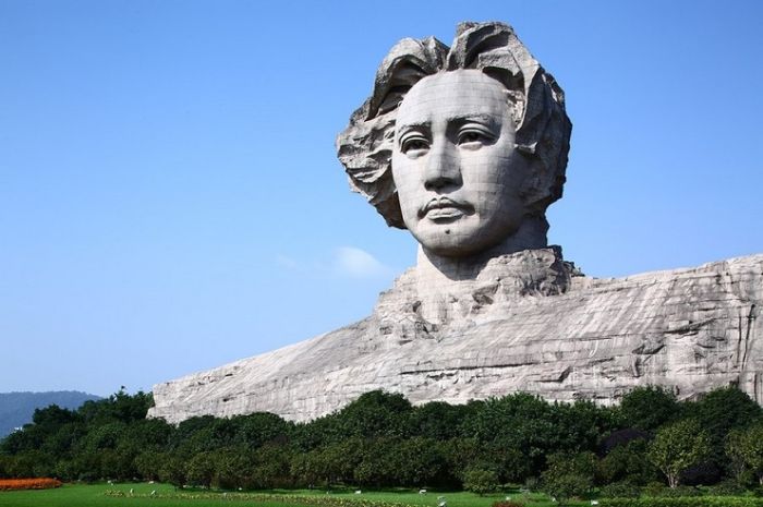 Огромная голова Mao Цзэдуна в китайском городе Чанша