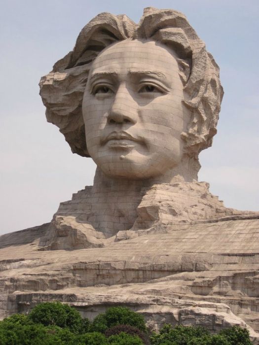 Огромная голова Mao Цзэдуна в китайском городе Чанша