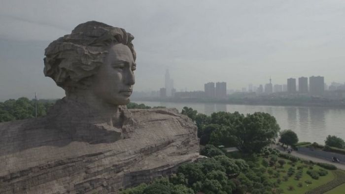Огромная голова Mao Цзэдуна в китайском городе Чанша