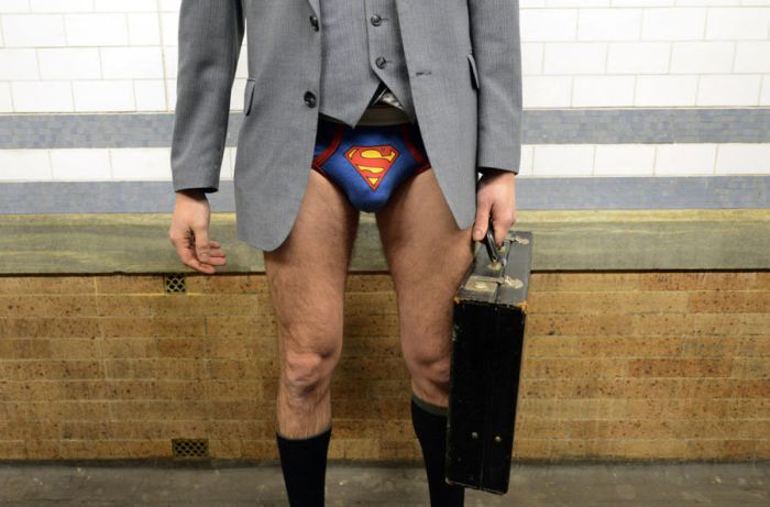 В метро без штанов (30 фото)