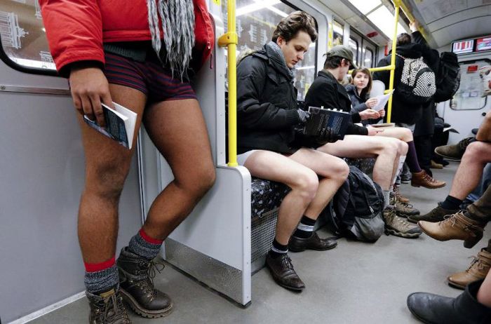 В метро без штанов (30 фото)