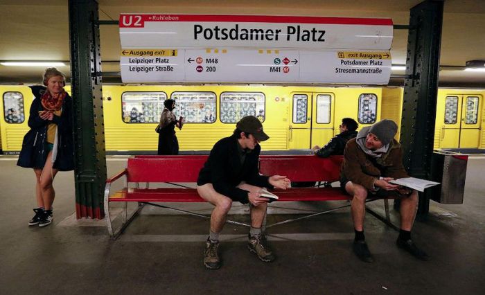 В метро без штанов (30 фото)