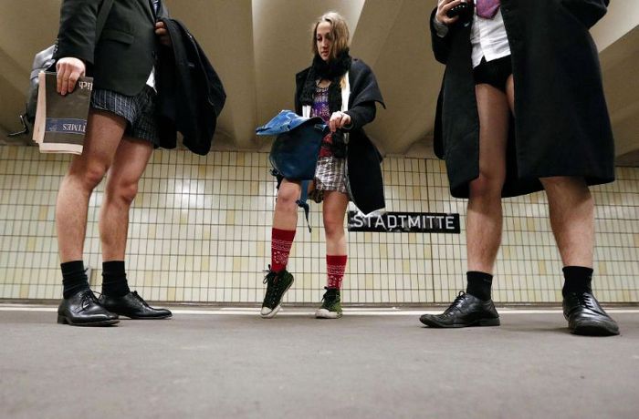 В метро без штанов (30 фото)