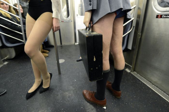 В метро без штанов (30 фото)