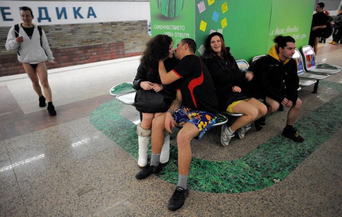 В метро без штанов (30 фото)